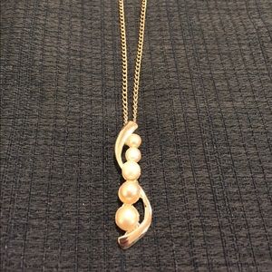 🥳 Pearl pendent on silver chain 🥳